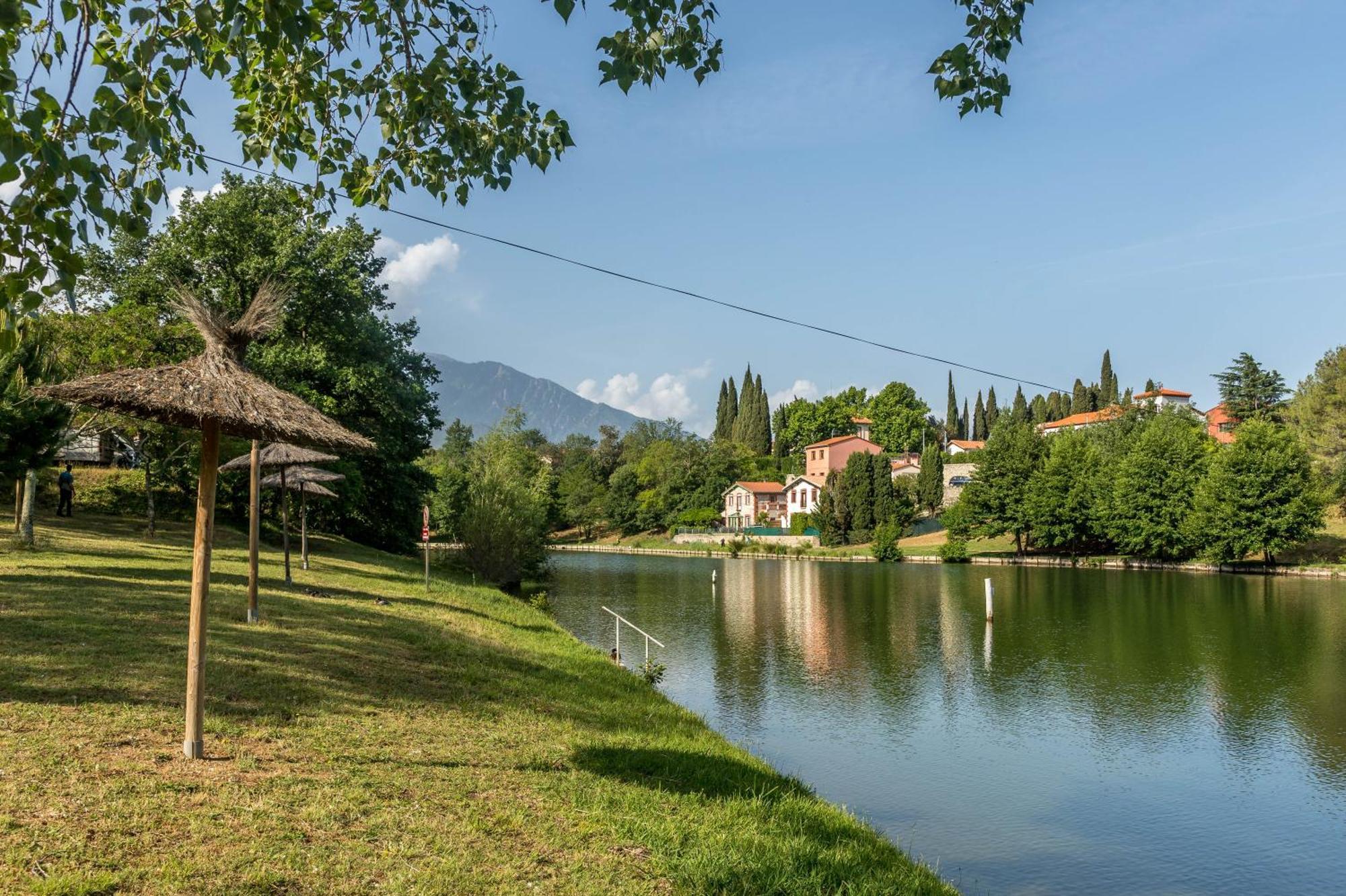 Camping Les Rives Du Lac De Vinca Exterior foto